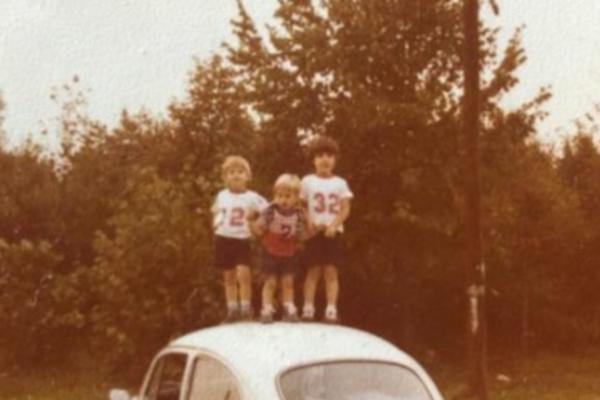 OVO SU NIKOLA ĐURIČKO I NJEGOV BRAT NA KROVU STARE BUBE: Pogodite ko je on među dečacima, i koji pozira kao curica?