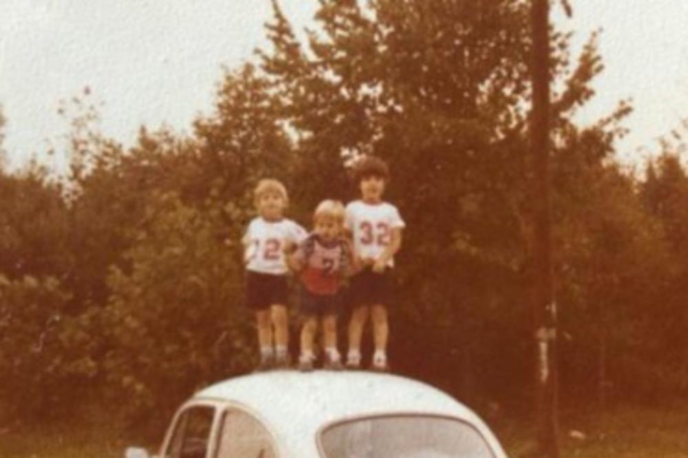 OVO SU NIKOLA ĐURIČKO I NJEGOV BRAT NA KROVU STARE BUBE: Pogodite ko je on među dečacima, i koji pozira kao curica?