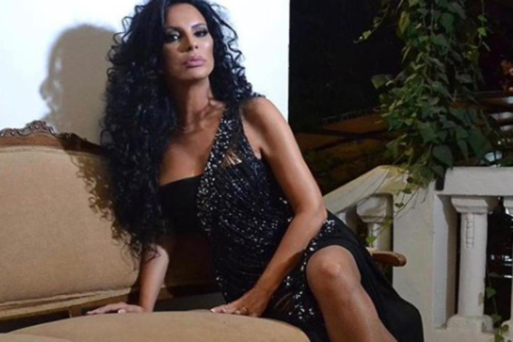 BILE SU SVIMA OMILJENE, A ONDA SU NA VRHUNCU SLAVE NAPUSTILE ESTRADU: Ove pevačice su zbog muževa okačile mikrofon!