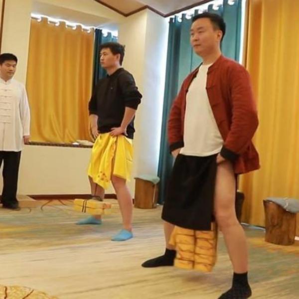 ZAKAČE TEGOVE O MUŠKOST A ONDA KREĆE HAOS: Ovako se u Kini bore sa koronom, gledajte na svoju odgovornost (VIDEO)