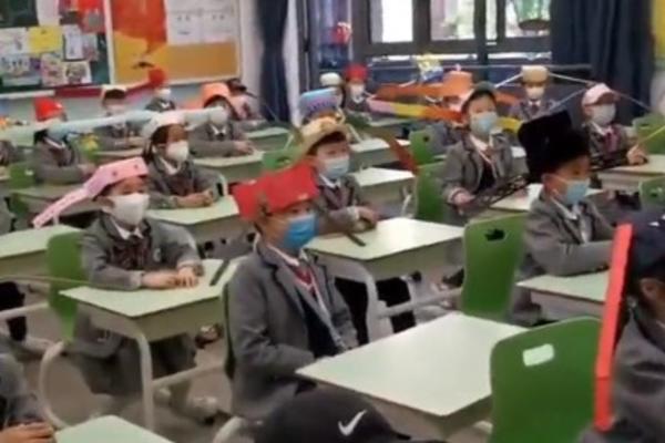 JE L REALNO OVO? Mali Kinezi krenuli u školu, pogledajte šta su im stavili na glavu da se štite od KORONE! (VIDEO)