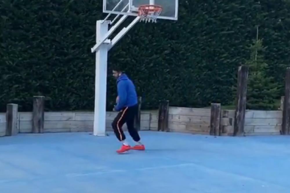 SAMO ON TO MOŽE OVAKO LAGANO: Penzioner La Bomba Navaro zadao domaći zadatak mlađim kolegama! Čista magija! (VIDEO)