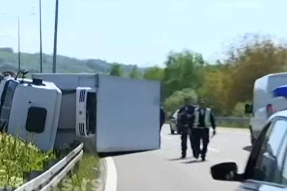 HAOS NA AUTOPUTU BEOGRAD-NIŠ: Prevrnuo se šleper, potpuno je PROBIO ZAŠTITNU OGRADU! (VIDEO)