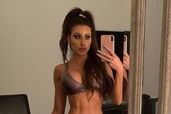 SAMO GORNJI DEO BIKINIJA, A MEĐUNOŽJE GOLO: Nekad su hakeri objavljivali njene eksplicitne slike, sad to radi sama!
