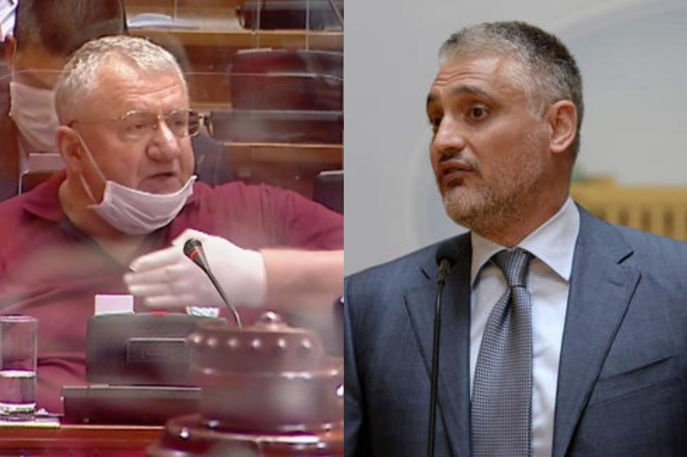 AU, OVAJ MOŽE DA BULAZNI JOŠ 100 GODINA! Zakrvili se Šešelj i Čeda u Skupštini! Uništili se od vređenja