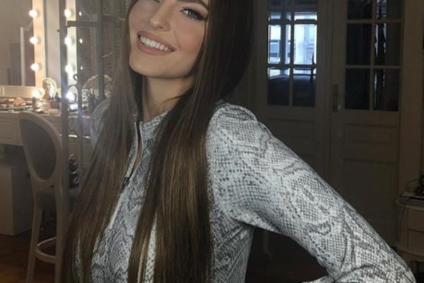 DŽEJLA JE PRAVA LEPOTICA S VELIKIM TALENTOM ZA PEVANJE: Tek da joj vidite sestru i šta ona ume, neverovatna devojka