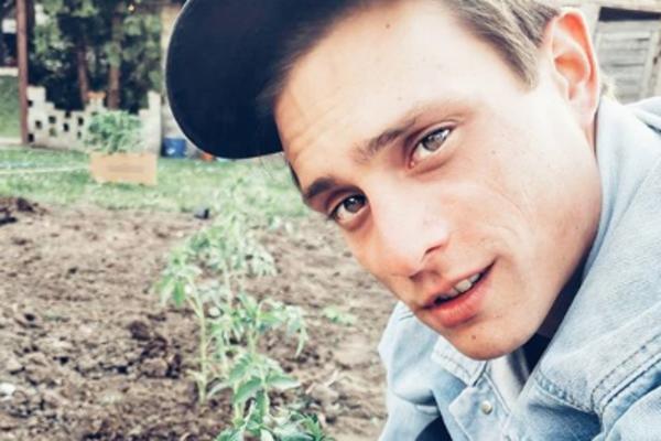 GLUMAC NE SKIDA KAČKET, SLAVEN DOŠLO KRIJE GLAVU, SADA JE POZNATO I ZAŠTO: Kada je sklonio kapu usledio šok!