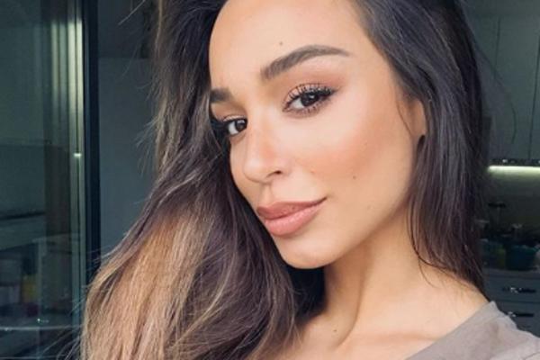 MALO JOJ SKANDAL SA NAGIM FOTKAMA PA EDITA PONOVO PROVOCIRA! Izazovno POZIRALA U VEŠU, SVE SE VIDI! (FOTO)