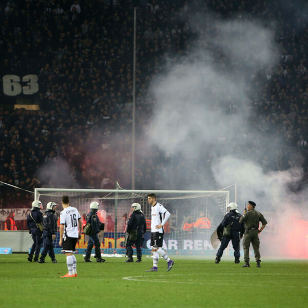 HAOS U ATINI: Sukobili se navijači PAOK-a i Panatinaikosa, sevali kaiševi, pesnice, letele baklje! (VIDEO)