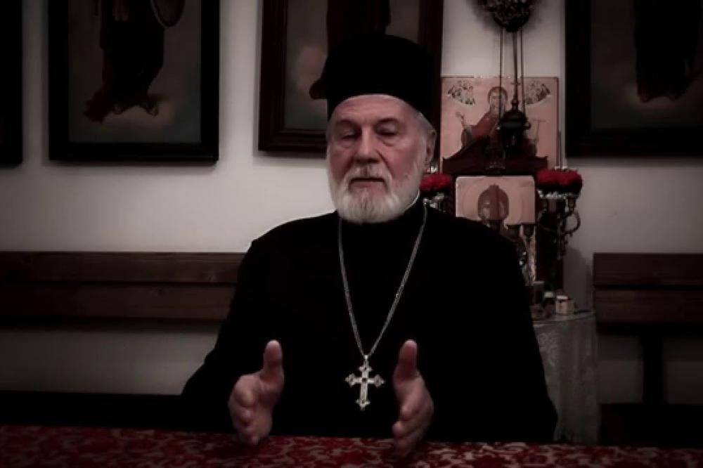 UMRO POP KOJI JE TVRDIO DA KORONA NEĆE U CRNU GORU ZBOG MOLEBANA i da posle pričešća iz iste kašičice nema zaraze