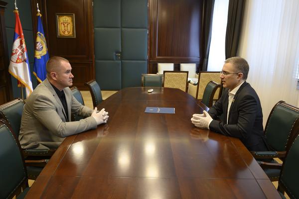 PRIPADNICI MUP-A KOJI ODSUSTVUJU S POSLA ZBOG KORONE PRIMAJU PUNU PLATU: Ministar Stefanović potpisao Aneks