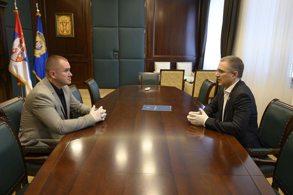 PRIPADNICI MUP-A KOJI ODSUSTVUJU S POSLA ZBOG KORONE PRIMAJU PUNU PLATU: Ministar Stefanović potpisao Aneks