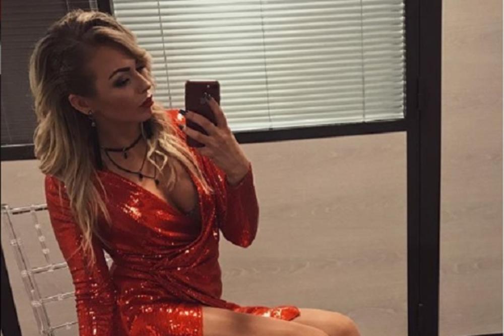 OVA VRELA RUSKINJA IGRA ZA BRATSKI KLUB SRPSKOG VELIKANA: Završila trening, pa naga pokazala čime sve raspolaže...