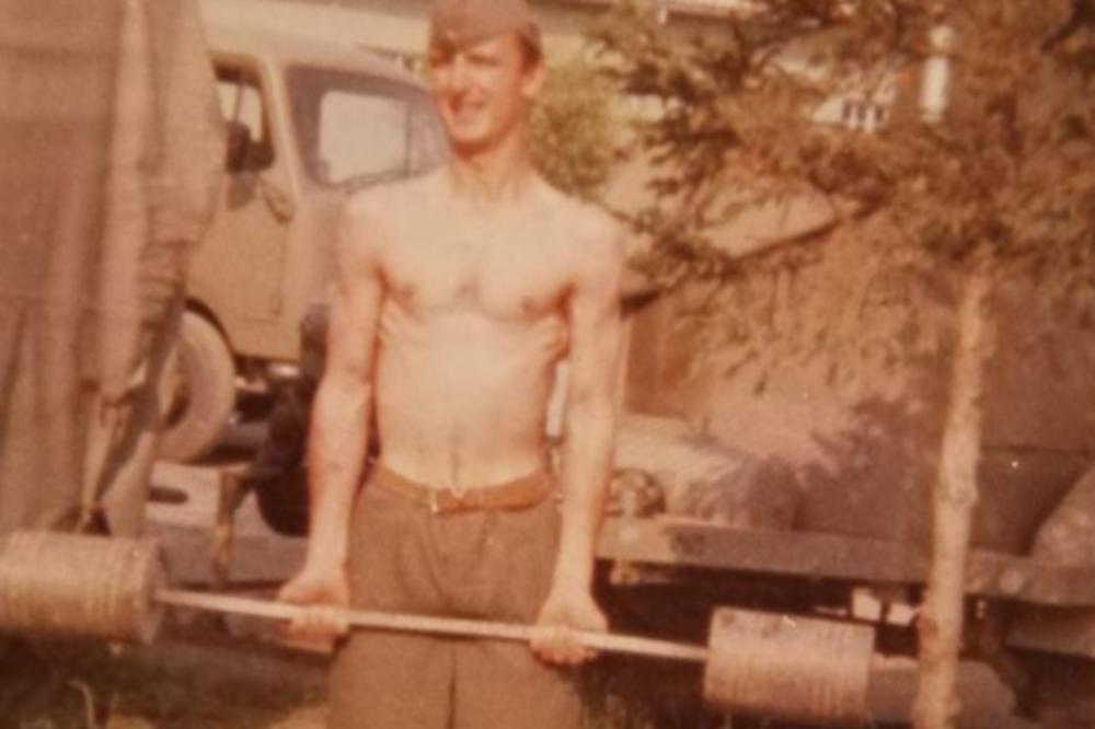 IMAO JE 50 KILA SA TEGOVIMA... Ovako je folker izgledao u vojsci! (FOTO)