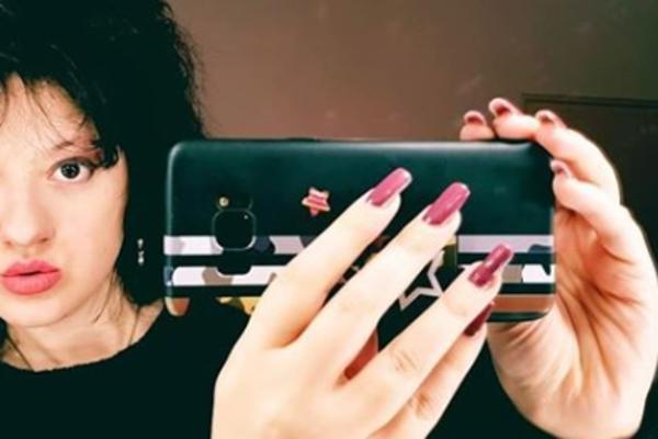 MISLILA DA JE ZBOG POROĐAJA SVE DOK SE UJUTRU NIJE PROBUDILA SKORO SLEPA: Ćerka našeg pevača neizlečivo bolesna!