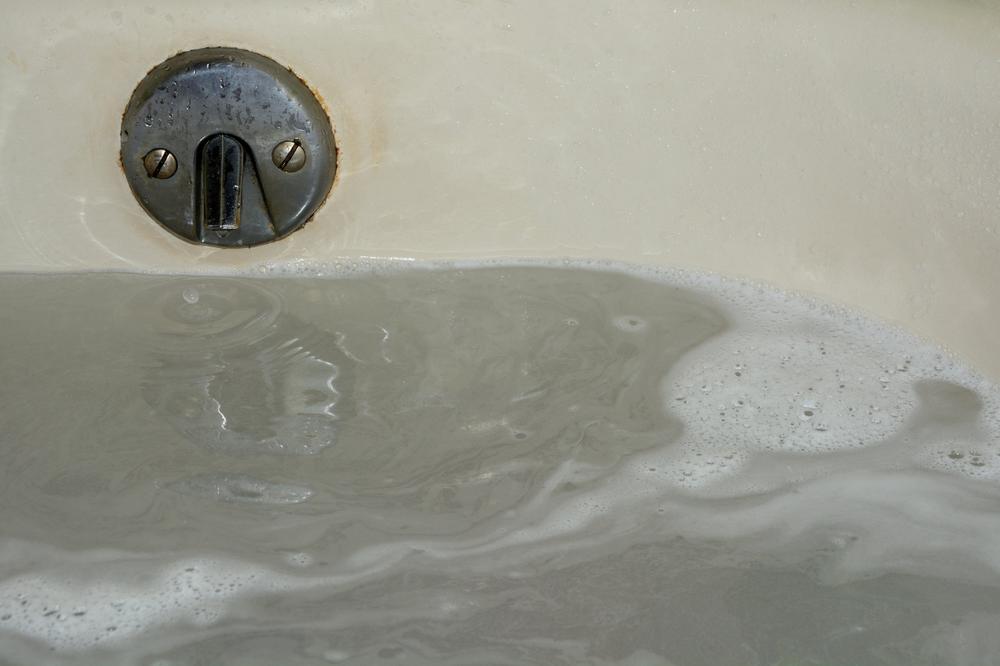 VODA JE ŽUTA KAO ČAJ I SMRDI! Meštani ovog srpskog grada se već danima žale, ne piju sa česme!