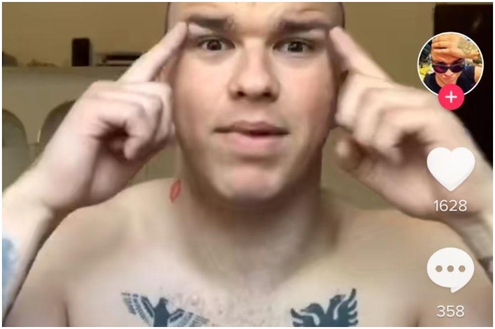 ISTETOVIRAO SIMBOLE NDH I VELIKE ALBANIJE I TIME SE HVALI: Ovaj Hrvat ima na leđima sumanutu poruku i za Srbe!