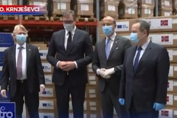 SMEH DO SUZA U MAGACINU NA PRIMOPREDAJI MEDICINSKE OPREME! Vučić se našalio na Dačićev račun, svi su prasnuli