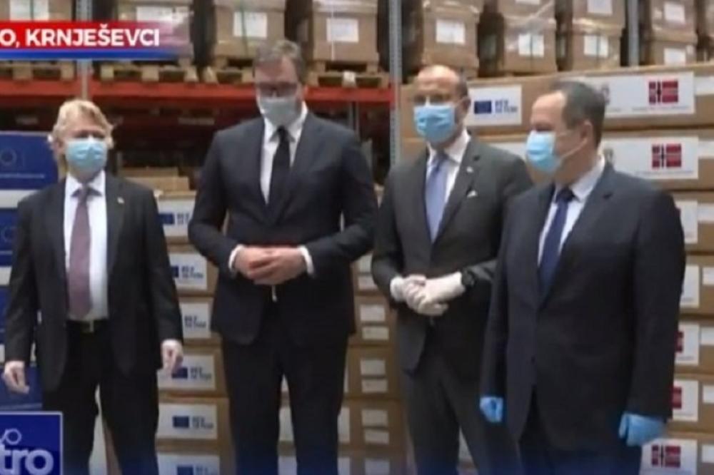SMEH DO SUZA U MAGACINU NA PRIMOPREDAJI MEDICINSKE OPREME! Vučić se našalio na Dačićev račun, svi su prasnuli
