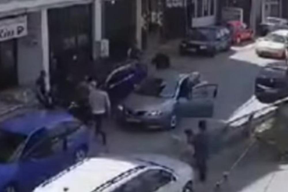 BRUTALNA TUČA U NOVOM PAZARU! Automobili su se zaustavili, a onda je usledila masovna makljaža! (VIDEO)