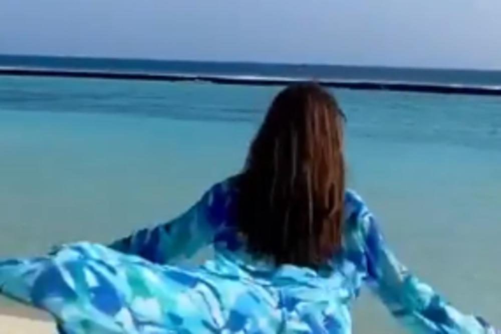 GLUMICA NAPUNILA 54 GODINE, OTIŠLA NA ODMOR, PA SE SKINULA! Na zgodnom telu pozavidele bi joj mnogo mlađe devojke