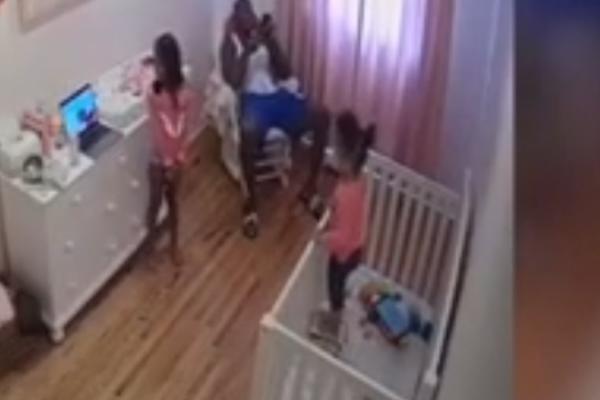 SEDEO JE SA ĆERKAMA, U SLEDEĆEM TRENUTKU DESILO SE NEŠTO STRAVIČNO: Kamera snimila neverovatnu reakciju! (VIDEO)