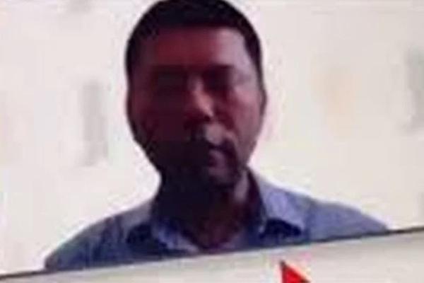 DOK JE DRŽAO PREDAVANJE, ISKOČILO NEŠTO BEZOBRAZNO: Profesor je zbog DETALJA u uglu ekrana dobio OTKAZ (FOTO)