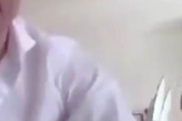 POZNATI VODITELJ SE UKLJUČIO U PROGRAM, A GOLA LJUBAVNICA UPALA U KADAR! Skandal koji trese zemlju (VIDEO)