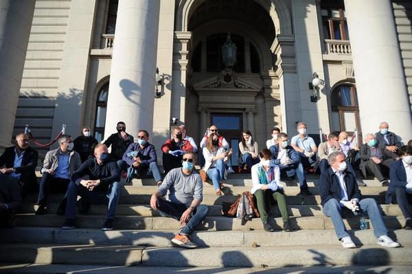 DEO OPOZICIJE IZAŠAO NA ULICU U TERMINU ZA PENZIONERE: Lideri SZS održali protest ispred Skupštine Srbije!