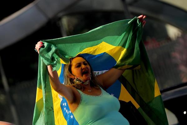 ILEGALNA ŽURKA SA 600 LJUDI U NOĆNOM KLUBU BEZ PROZORA: Policija sekirama razvalila vrata!