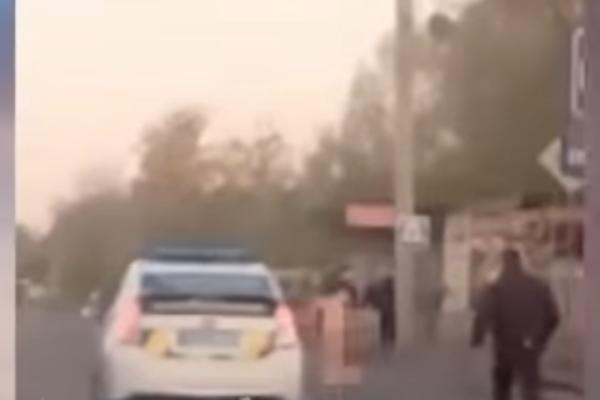 TATJANA JE LUTALA ULICAMA NAGA, A U RUKAMA JE DRŽALA KESU: Ono što je bilo u njoj je NAJVEĆI MOGUĆI HOROR (VIDEO)