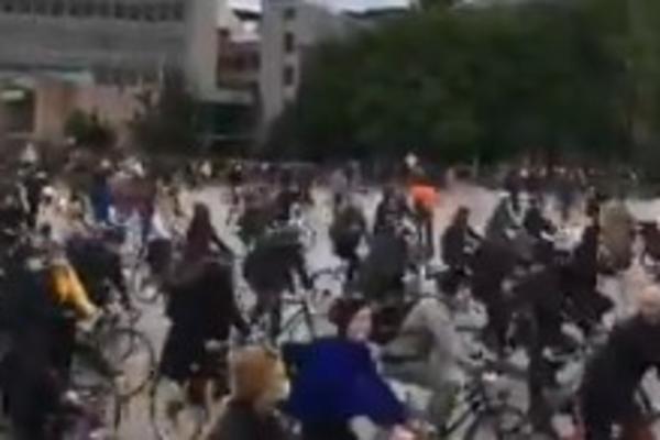 S BALKONA NA BICIKLE: Slovenci izašli na ulice nakon što su u javnost procurele MALVERZACIJE VLADE (VIDEO)