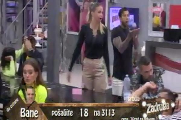 ZAPUŠILA JE MENSURU USTA: Kako ti možeš biti sa devojkom koja je bila ku*va?