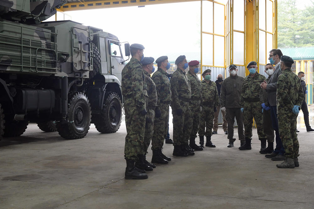 VUČIĆ NAREDIO HITNU UPOTREBU VOJSKE! Trupe odmah izlaze na teren radi zaštite bezbednosti građana Šida od migranata