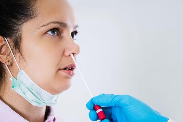 SAD skratile karantin za asimptomatske slučajeve, razmatra se obavezno testiranje posle izolacije