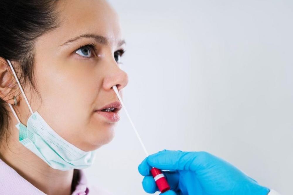 SAD skratile karantin za asimptomatske slučajeve, razmatra se obavezno testiranje posle izolacije