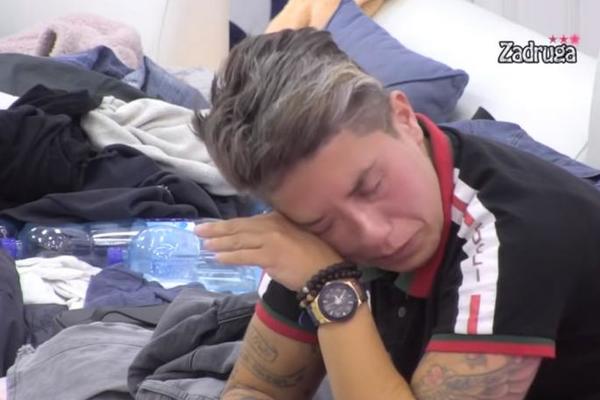 MATORA SVIREPO IZUDARANA OD STRANE MUŠKARCA! Ne bi ste verovali da je on mogao dići ruku na dragu Matoru!