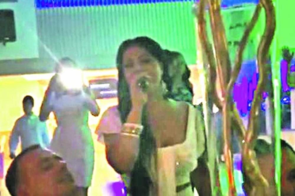 NAŠU PEVAČICU OPTUŽUJU DA GODINAMA BACA VRADŽBINE Odlučila je da konačno progovori, pa spomenula CENU USLUGA