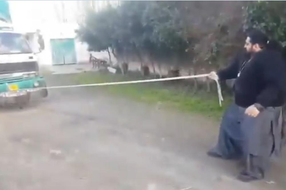 PAKISTANSKI HULK JE NAJJAČI ČOVEK NA SVETU: Jednom rukom držao kamion, koji se kreće, u mestu! (VIDEO)