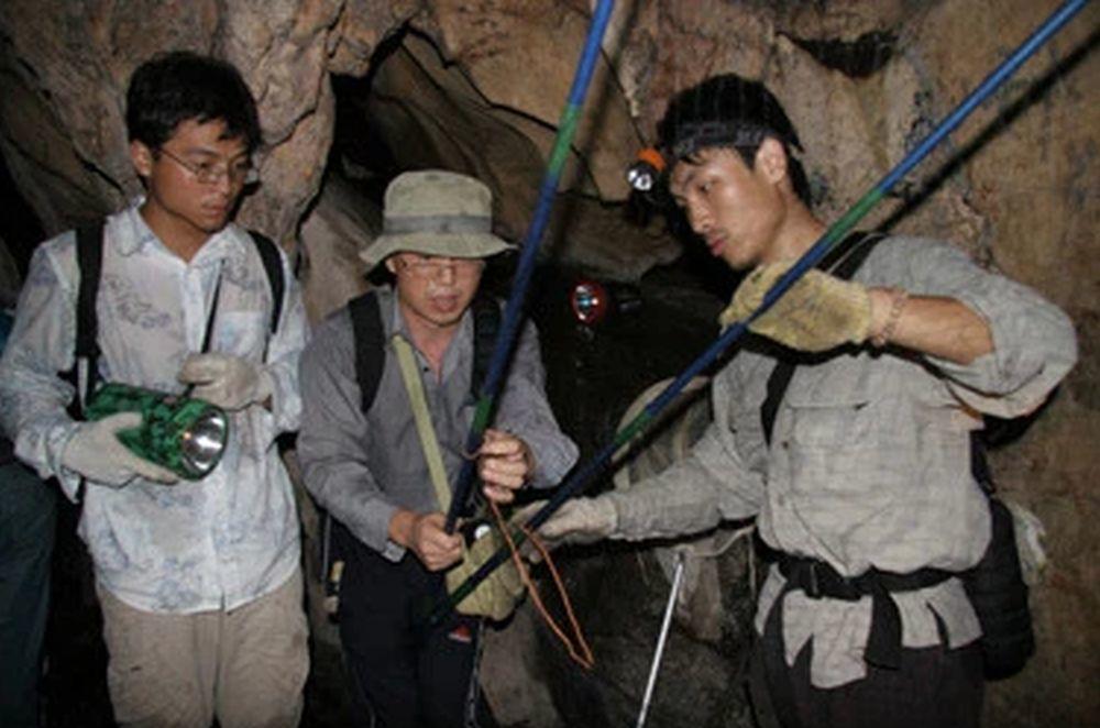 Naučnici iz Instituta u Vuhanu bez zaštitne opreme prikupljaju uzorke slepih miševa