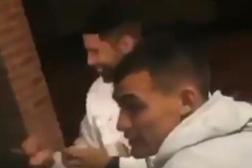 POKER, CIGARA I MAJICA ZBOG KOJE SU NAVIJAČI BESNI: Fudbaler Mančestera u problemu zbog svog ponašanja u domovini!