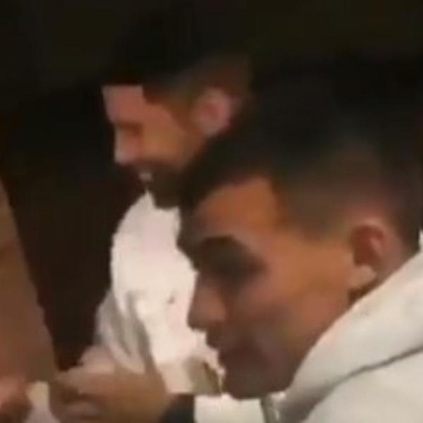 POKER, CIGARA I MAJICA ZBOG KOJE SU NAVIJAČI BESNI: Fudbaler Mančestera u problemu zbog svog ponašanja u domovini!