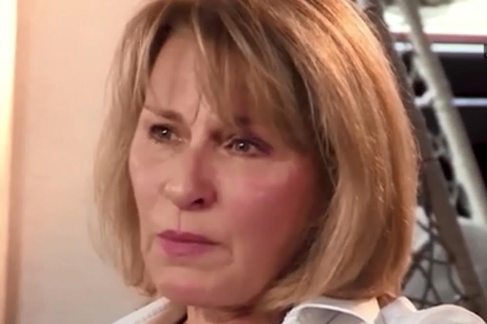 MAMA DIJANA BODRI NOVAKA U NAJMOĆNIJOJ BOJI: Ceo stajling upotpunila KOMADOM koji je BAŠ MODERAN OVE SEZONE! (FOTO)