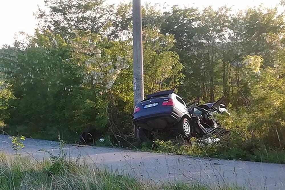 BMV SE U PUNOJ BRZINI ZAKUCAO U STUB, SMRSKANI AUTOMOBIL NA BANDERI PREPOZNAO KOLEGA: Novi detalji nesreće kod Umke