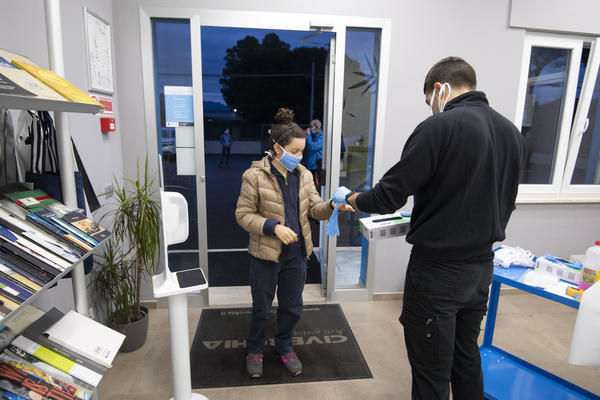 PROCURIO DOKUMENT koji pokazuje kako će firme organizovati povratak zaposlenih: Neće smeti ni da pozajme olovku