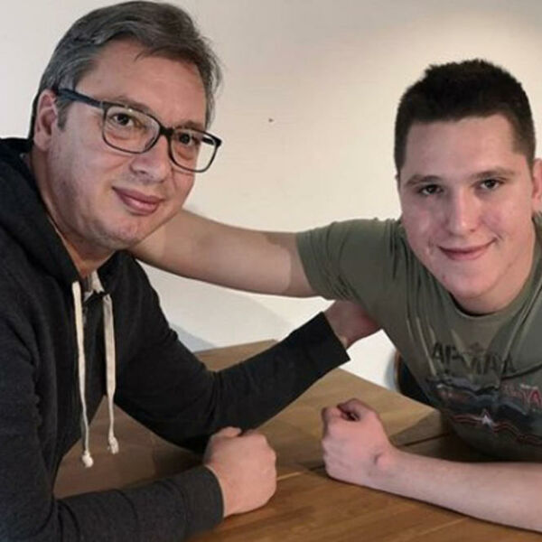 PREDAJA NIKAD NIJE BILA OPCIJA! Vučić na dan kad je napadnut Danilo objavio sliku sa sinom i poslao poruku