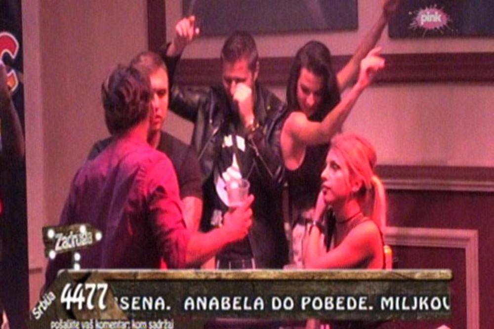 PRAVI LJUBOMORNE SCENE! Ova zadrugarka je plesala oko Miljkovića! (FOTO)