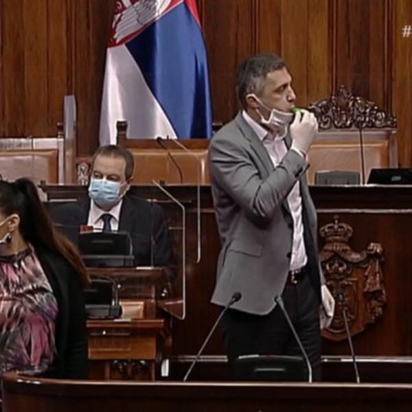 SKANDAL U SKUPŠTINI! Boško Obradović upao na sednicu, DUVAO U PIŠTALJKU I VIKAO!