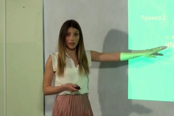 LEPA PROFESORKA MARIJA JE UČILA DECU NA RTS U VREME KORONE: Sad ima savet za decu i roditelje pre povratka u škole