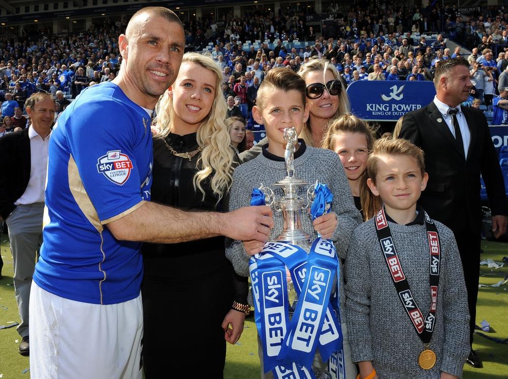 Kevin Filips sa suprugom Džuli i njihovom decom